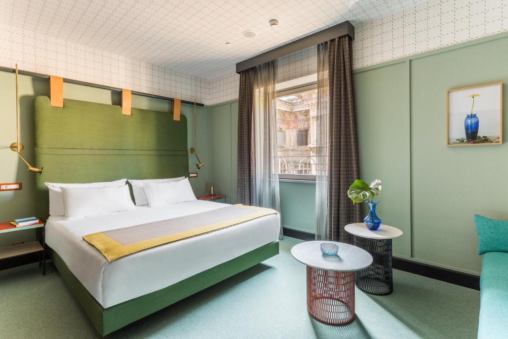 El Room Mate Giulia se encuentra a pocos pasos de la catedral de Milán y ofrece habitaciones y suites a 10 minutos a pie del distrito de la moda de Milán.
