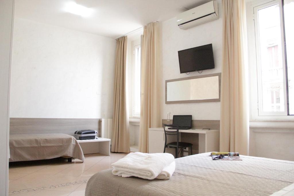 Situato a soli 300 metri dalla stazione della metropolitana Pasteur, questo hotel a conduzione familiare offre camere climatizzate con TV e connessione WiFi gratuita in tutte le aree.