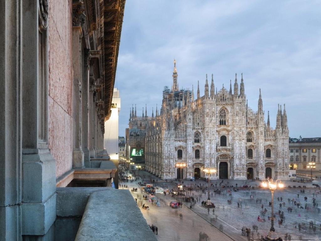 Opening directly on Piazza Duomo square, The Glamore Milano Duomo is set in a historical building overlooking the great Cathedral of Milan.