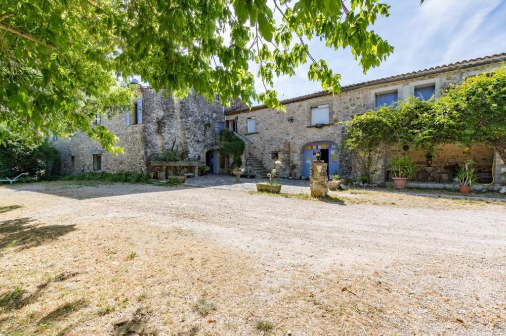 Located in Argelliers, 21 km from La Mosson Stadium, Auberge de Saugras provides accommodation with a seasonal outdoor swimming pool, free private parking,...