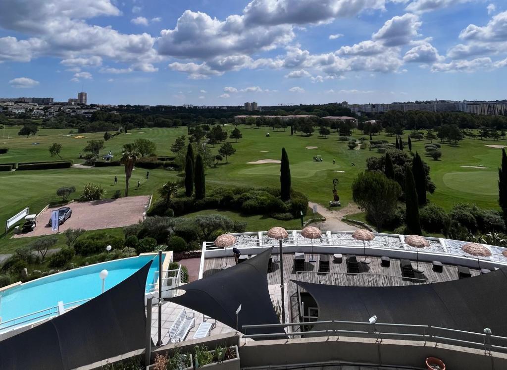 Hôtel Golf Fontcaude este situat la 10 km de Montpellier și plajele sale nisipoase mediteraneene.