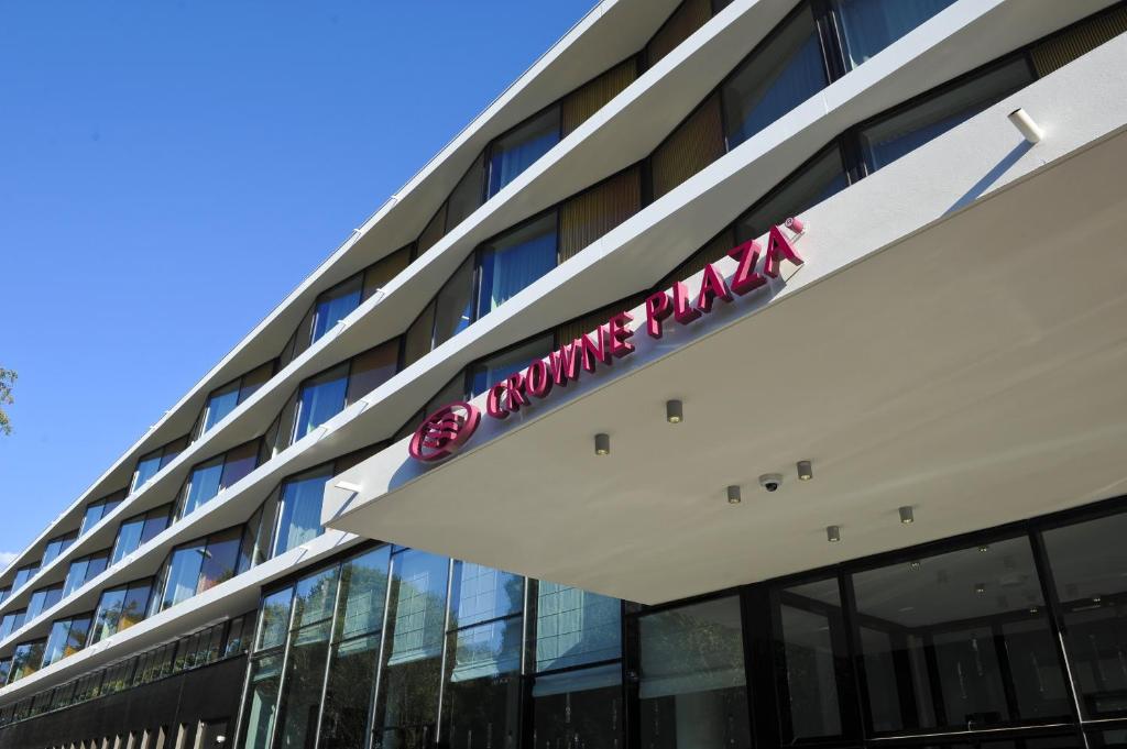 Este moderno hotel está situado en el corazón de Montpellier, frente al Centro de Conferencias Corum y a 10 minutos a pie de la Ópera...
