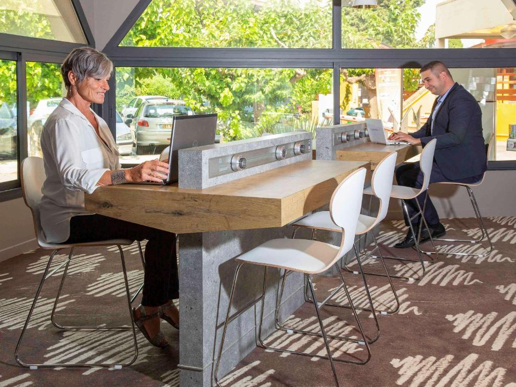 Located 4 km from Saint Roch Train Station, ibis Montpellier Sud offers 24-hour reception, a restaurant, a bar, an elevator, and Wi-Fi is free of charge in...