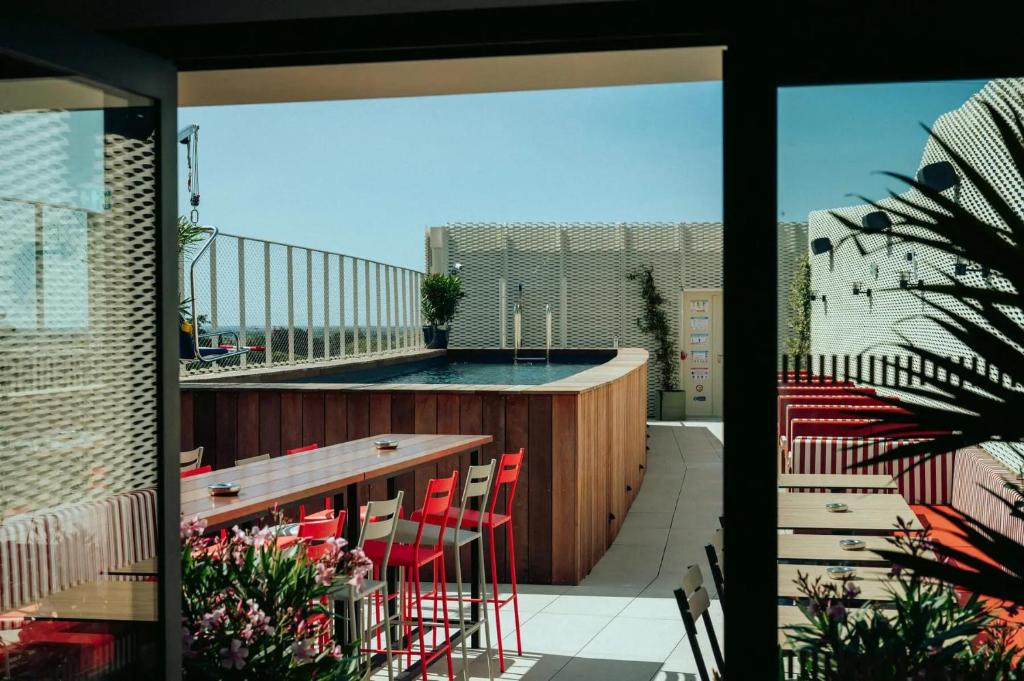 JOST Hotel Montpellier Das Zentrum St Roch verfügt über einen saisonalen Außenpool, eine Terrasse, ein Restaurant und eine Bar in Montpellier.