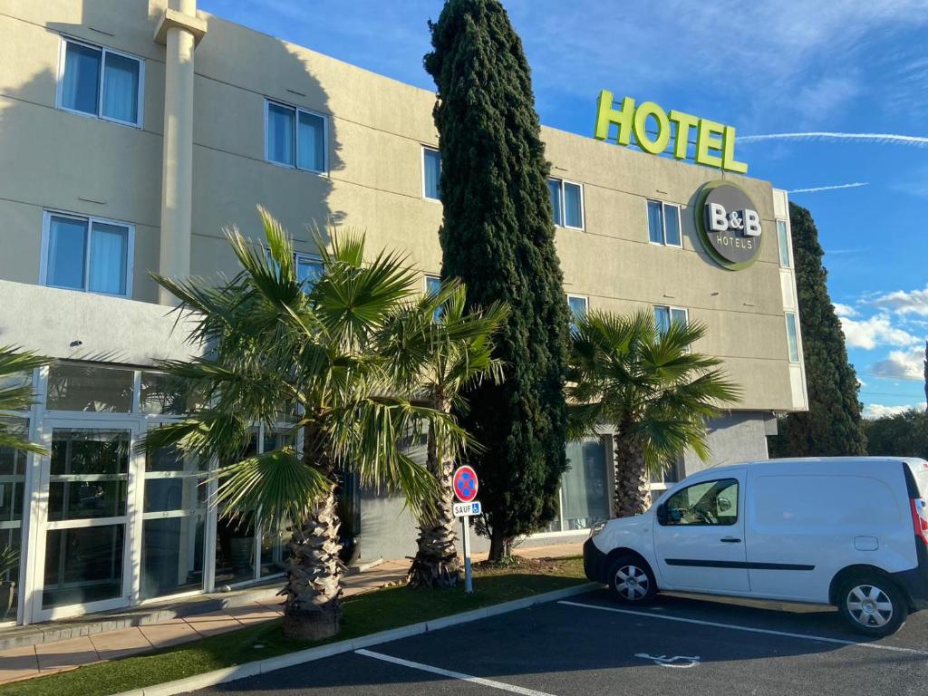 B&B HOTEL Montpellier Vendargues is located in St Aunes, a 15-minute drive from the Mediterranean coast.