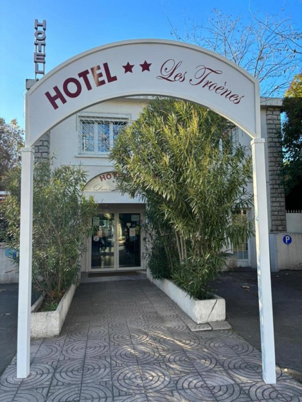 Com um jardim e um terraço, o Hotel les Troenes está localizado em Montpellier.