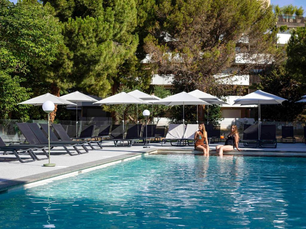 Featuring an outdoor swimming pool and a terrace with sunbeds, Novotel Montpellier is 2 km from the centre of Montpellier and 10 km from Palavas Beach.