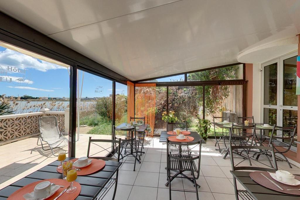 Located in the heart of the vineyards, Hôtel Point Bleu is set on the edge of a small pond.