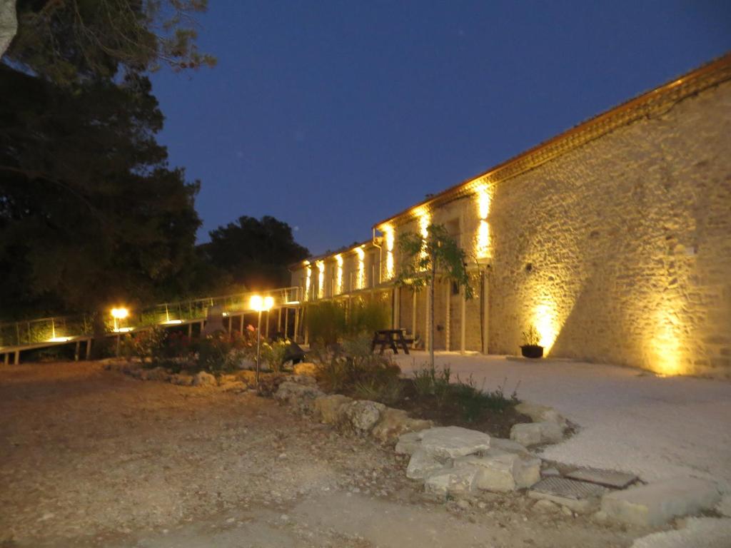 Das Studio-Hôtel de Sommières bietet Unterkünfte mit einer Küchenzeile in Junas.