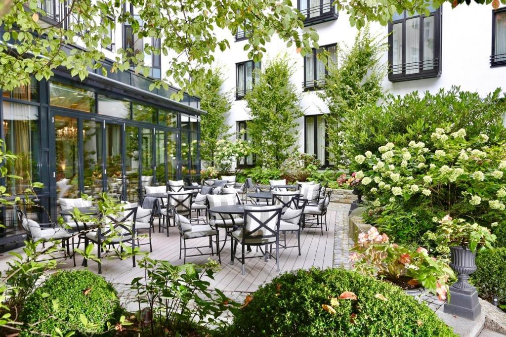 This luxury 5-star hotel is situated on the quiet upper banks of the River Isar in central Munich, near the English Garden.