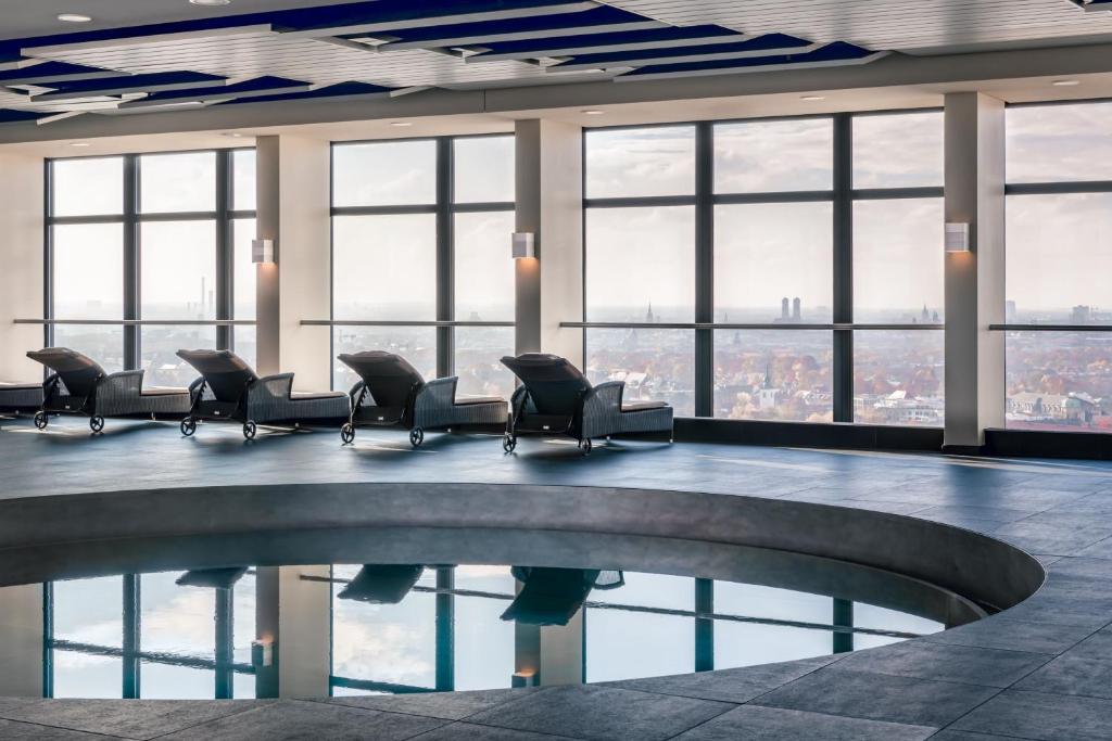 Four Points by Sheraton Munich Arabellapark located in Munich’s Bogenhausen district features a spa with a pool, gym and sauna area.