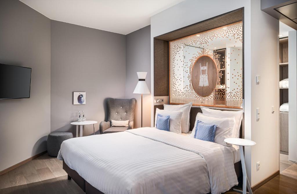 Mit einer 24-Stunden-Rezeption und kostenlosem WLAN erwartet Sie das Steigenberger Hotel München im Münchner Stadtteil Schwabing, 1.