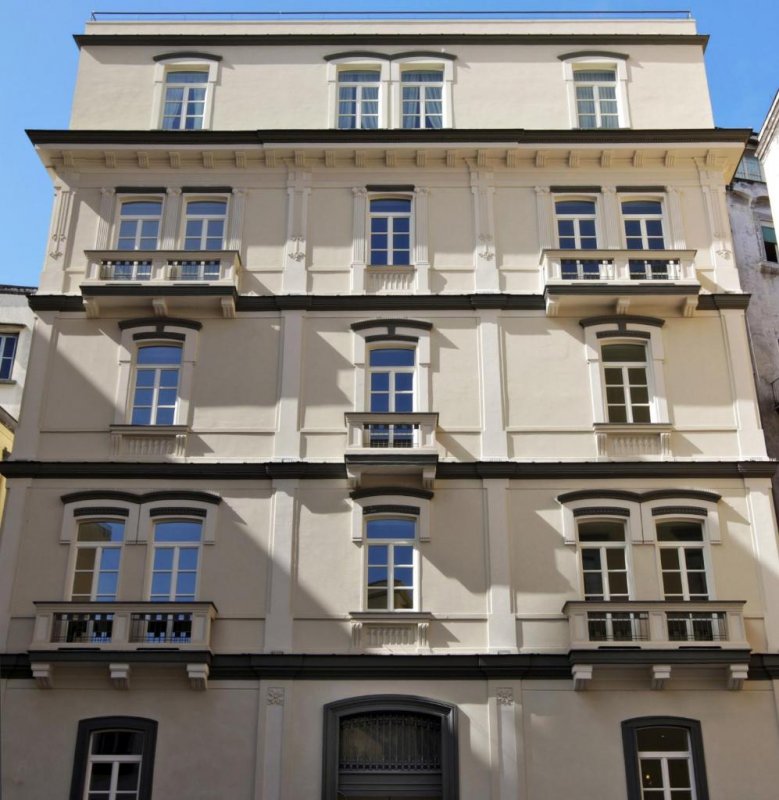 Situat la doar 60 de metri de Spaccanapoli, Albergo Palazzo Decumani este amplasat într-o clădire elegantă de la începutul secolului 20.