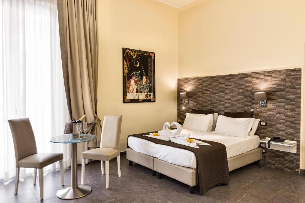 Boutique Hotel Piazza Das Carità begrüßt Sie in Neapel, 2,8 km vom Strand Mappatella und 1,1 km vom Palazzo Reale Napoli entfernt.