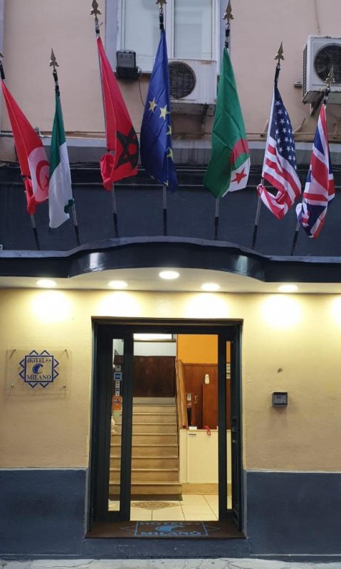 Hotelul Milano este situat la 600 de metri de Gara Centrală din Napoli, 1.