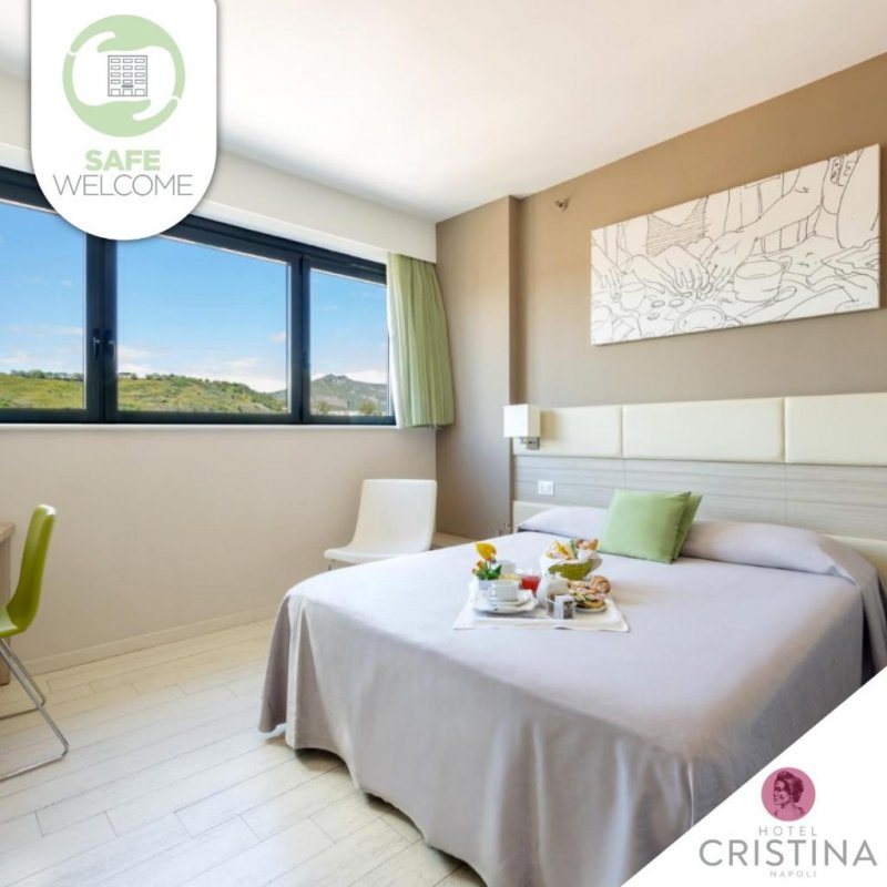 La doar 100 de metri de Cavalleggeri d'Aosta Metro Stop, Hotelul Cristina oferă parcare privată gratuită și camere cu mobilier modern și Wi-Fi gratuit.