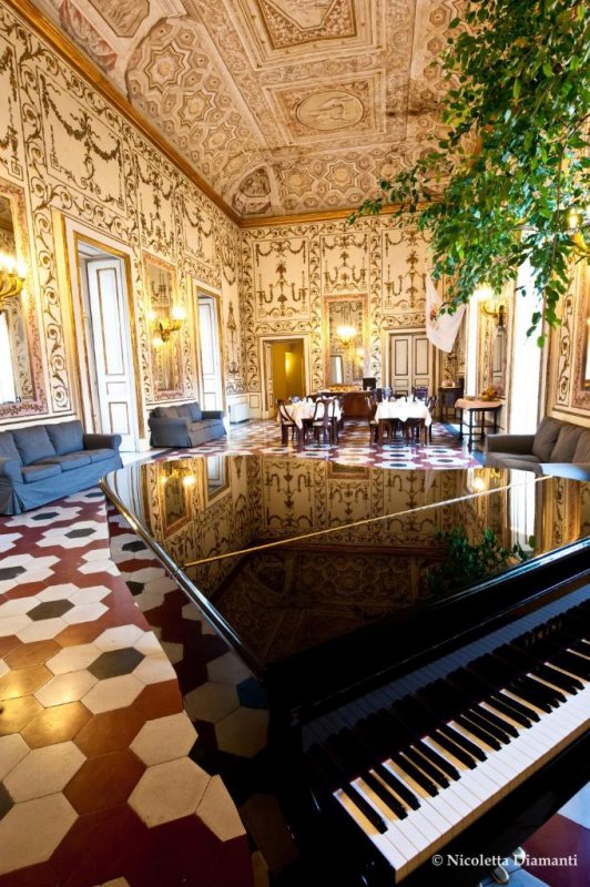 Situé au cœur du centre historique de Naples, le Decumani Hotel De Charme est situé dans un bâtiment historique.