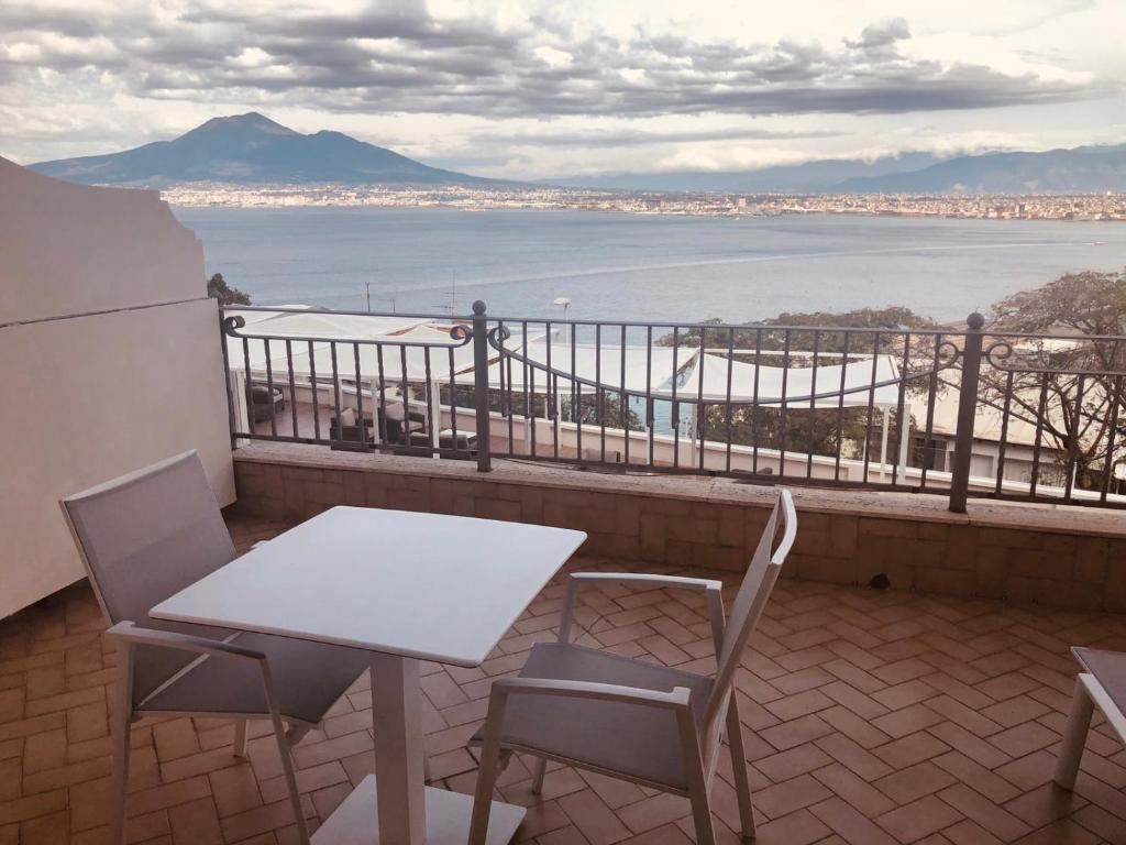 Localizado em Castellammare di Stabia, a 1,2 km da Praia de Calcina, o Hotel Elisabetta disponibiliza acomodações com um jardim, estacionamento privado gratuito e um terraço.