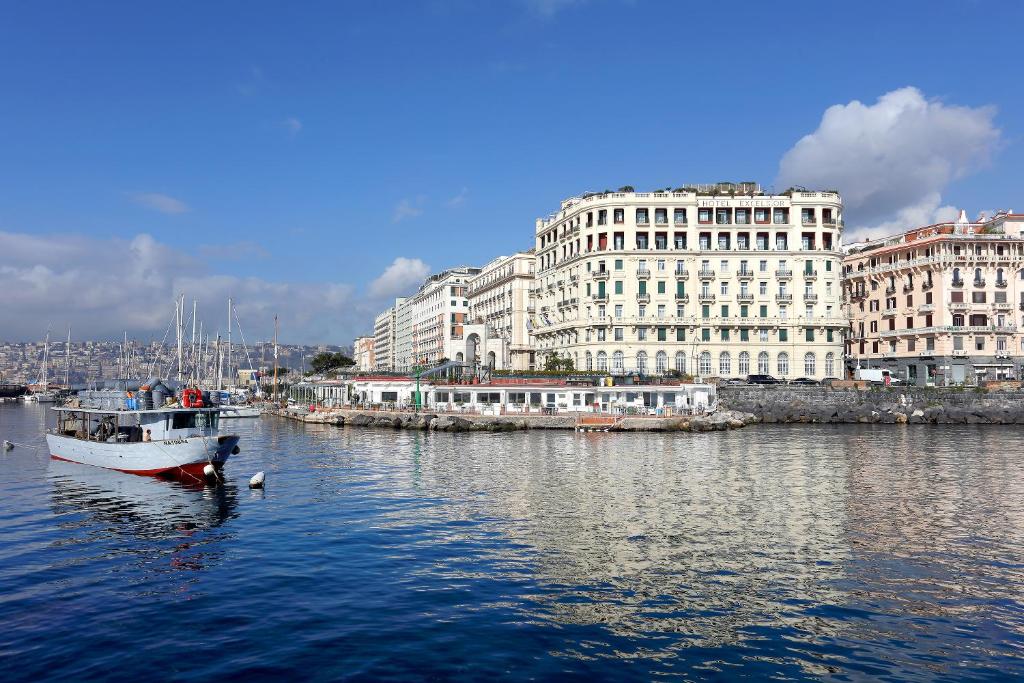 Overlooking the Bay of Naples, Hotel Excelsior features a terrace and a rooftop restaurant.
