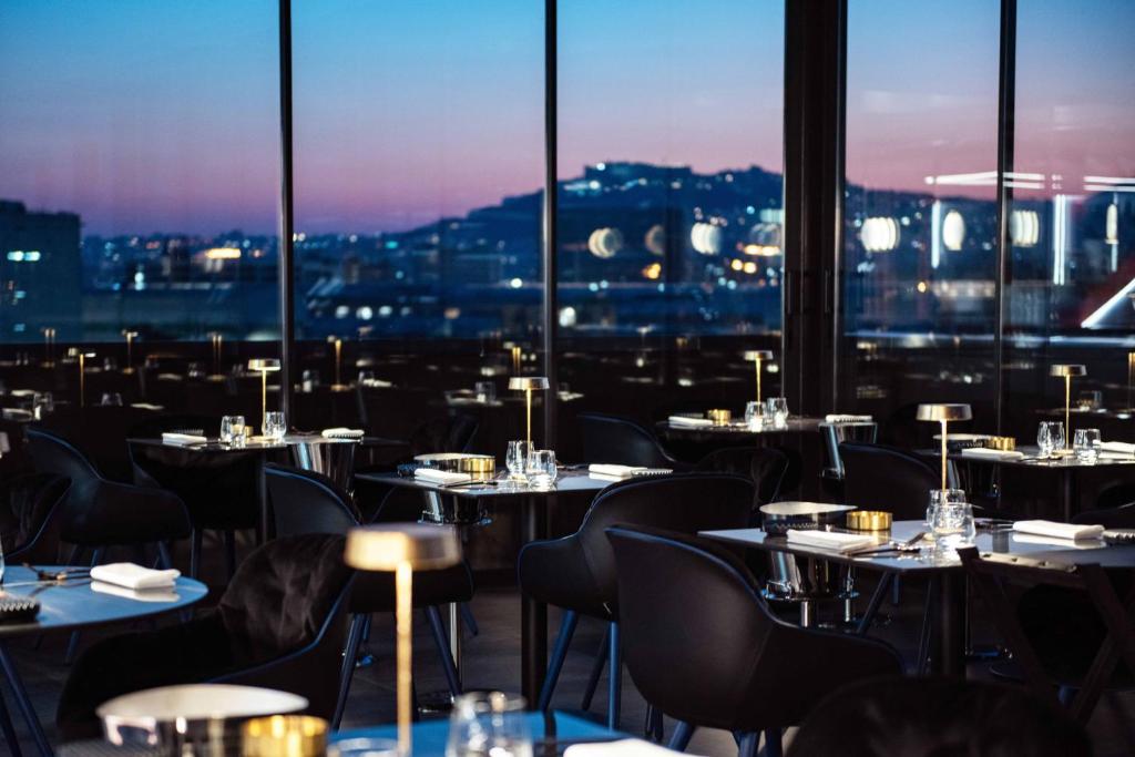 El Gold Tower Lifestyle Hotel se encuentra en Nápoles, a 2,1 km de la estación central de tren de Nápoles, y ofrece alojamiento con centro de fitness, aparcamiento privado gratuito,...