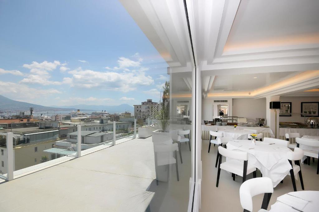 Situato nel cuore di Napoli, a 10 minuti a piedi dalla Basilica e dal museo di Santa Chiara, il Grand Hotel Oriente offre camere spaziose con connessione Wi-Fi gratuita.
