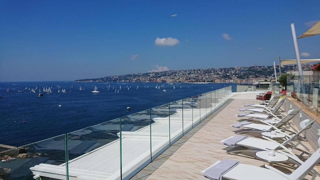 Located right on the seafront, the prestigious Grand Hotel Vesuvio overlooks the Gulf of Naples, the island of Capri and Mount Vesuvius.