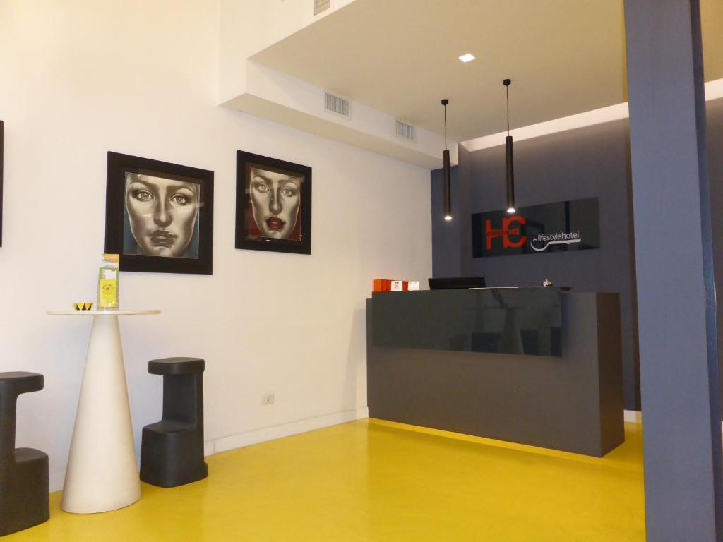 Das Hotel Correra 241 befindet sich in einer Wohngegend im Zentrum von Neapel, direkt oberhalb des historischen Zentrums und 200 m vom U-Bahnhof Dante entfernt.