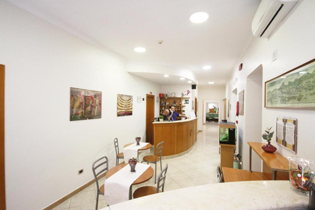 El Hotel Zara Napoli está a solo 200 metros de las tiendas de Corso Umberto, a 5 minutos a pie de la estación de tren central de Nápoles.