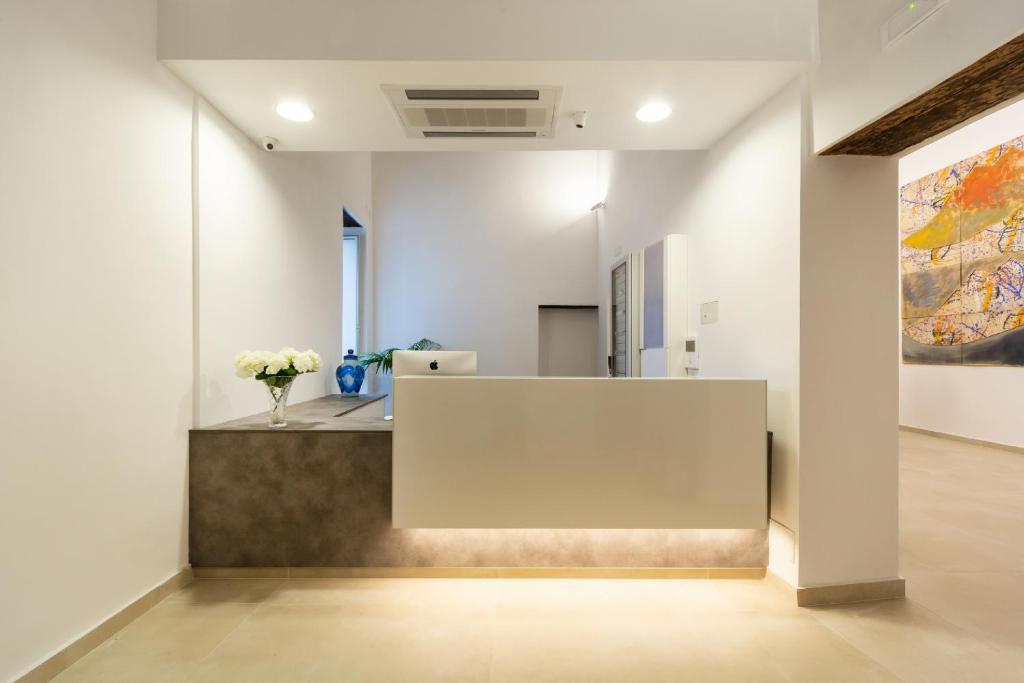 Situato nel quartiere Centro Storico di Napoli, a 300 metri da San Gregorio Armeno, il Tesoro Smart Suite & SPA offre un'ottima posizione.