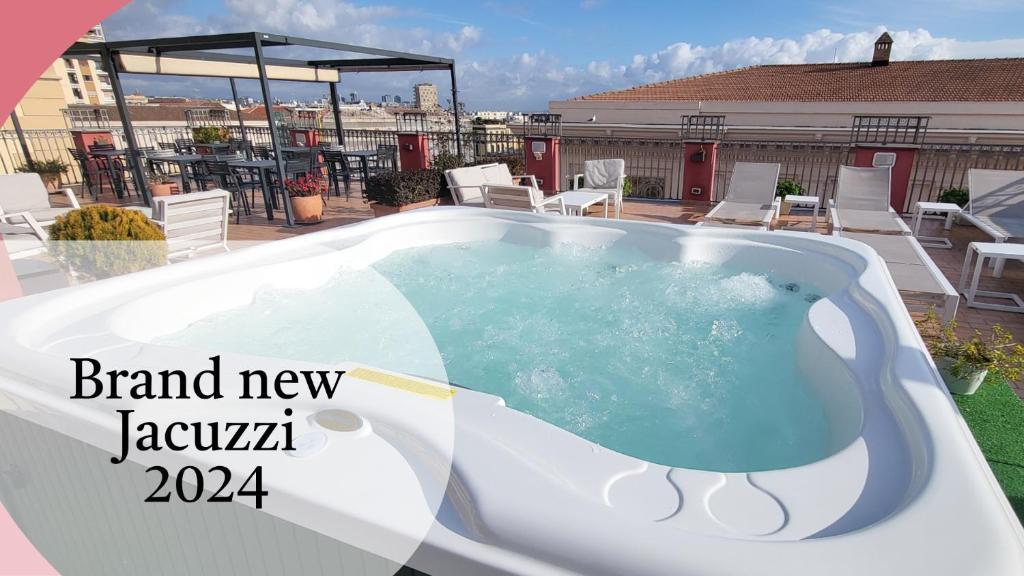 La Ciliegina features a rooftop terrace with hot tub and sun loungers. From here you have panoramic views of Naples and Mount Vesuvius.