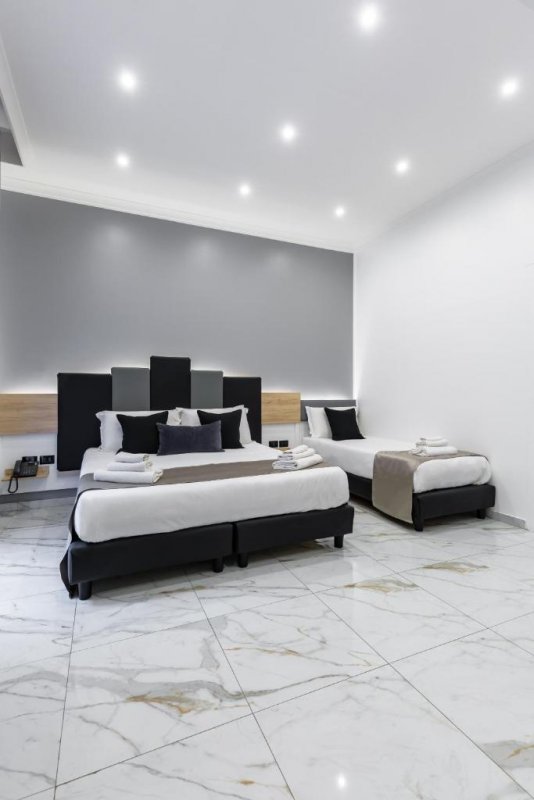 Hotelul Sant'Angelo Palace se află la 500 de metri de Gara Centrală din Napoli, 2.