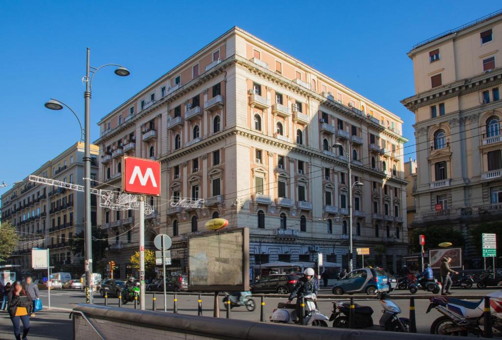 Situato nel cuore di Napoli, a 5 minuti a piedi dalla Chiesa di Santa Chiara e a 500 metri dal porto, l'Hotel Le Orchidee offre camere climatizzate...