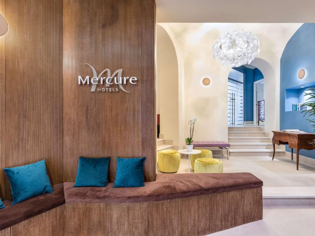Just 400 metres from both Molo Beverello Harbour and the Expo Napoli Exhibition Centre, Hotel Mercure offers a panoramic terrace overlooking the Maschio...
