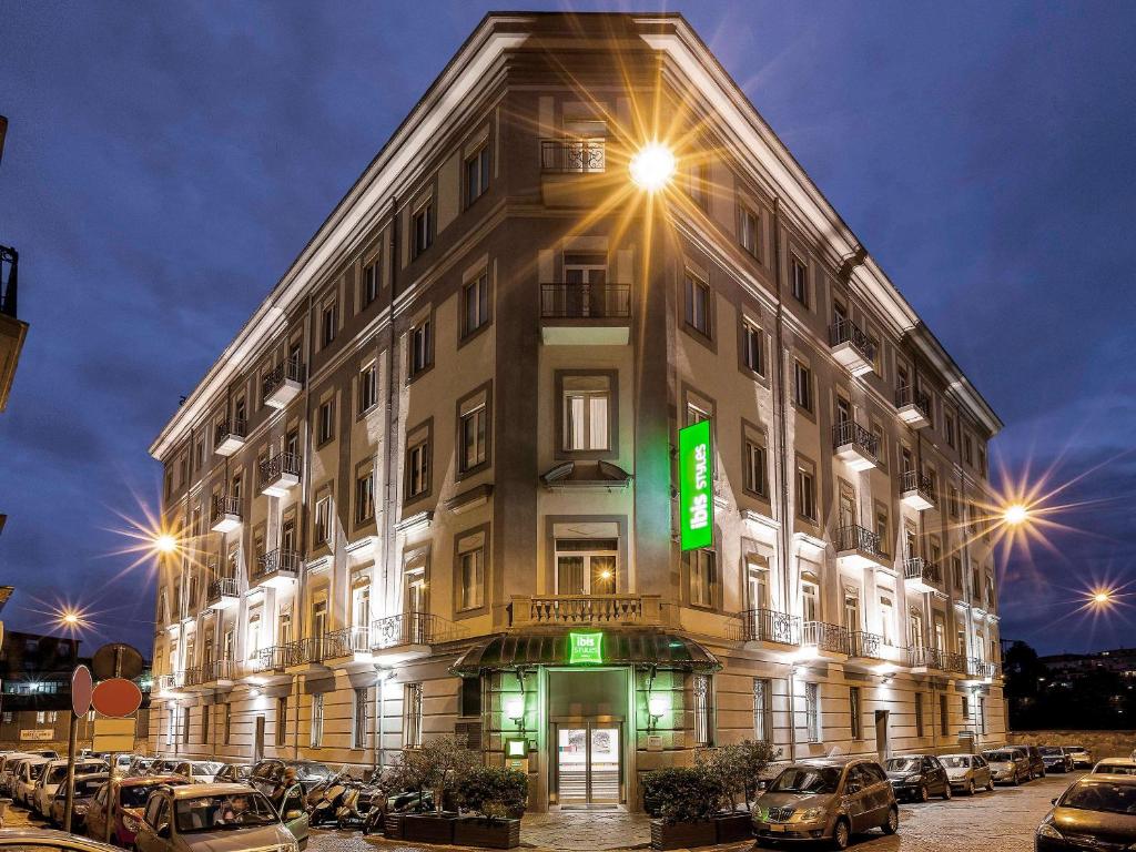 Ibis Styles Napoli Garibaldi is a 5-minute walk from Piazza Garibaldi Train Station in Naples and the city's main bus terminus.