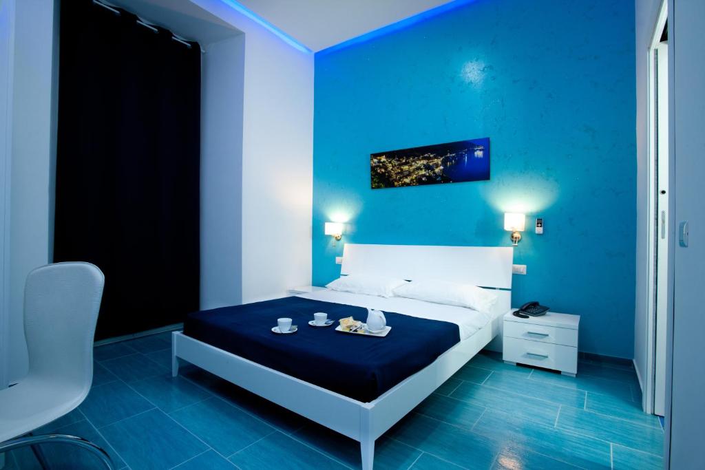 Set on the seafront in Naples, this modern hotel is a 5-minute walk from the hydrofoil port on Lungomare Caracciolo and Posillipo Beach.