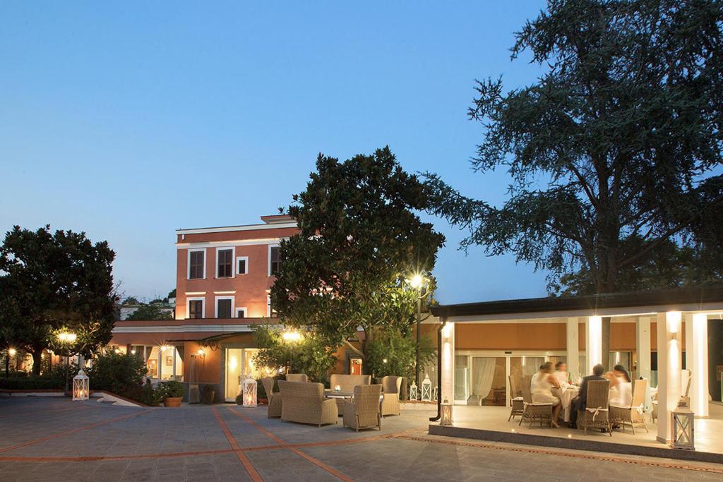 Montespina Park Hotel le ofrece grandes instalaciones en una zona verde tranquila con excelentes conexiones de transporte en Nápoles.