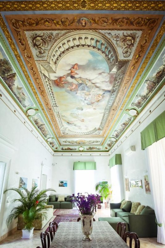 Situado en la segunda planta de un edificio histórico en Nápoles, el Hotel NapoliMia ofrece un salón compartido con ascensor.
