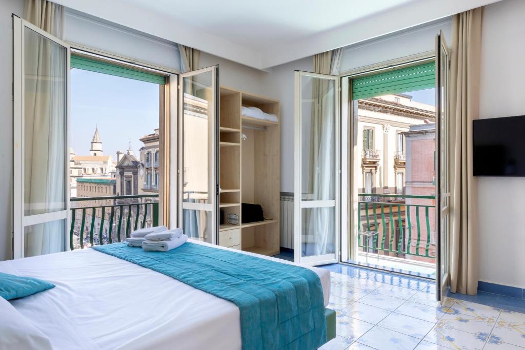 La doar 10 minute de mers pe jos de Piazza Plebiscito și de zona Spaccanapoli, acest hotel ecologic oferă un punct de internet gratuit și camere cu aer condiționat.