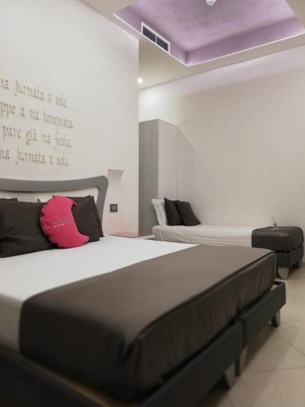El Hotel Nunù está situado en el centro de Nápoles, a 350 metros de la estación de metro de la Universita, y ofrece una terraza con vistas a la ciudad,...