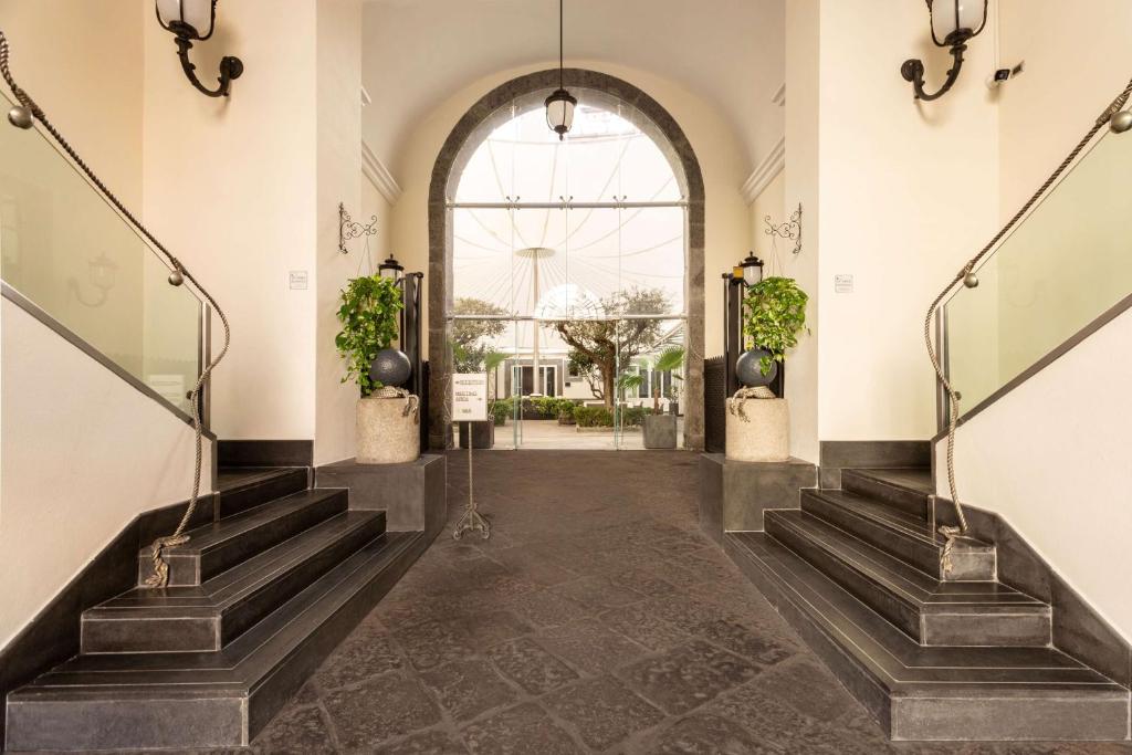 Questo nuovo stabilimento ha ogni comfort che ci si aspetterebbe, situato nel cuore del centro storico di Napoli nell'elegante Palazzo Caracciolo Napoli.