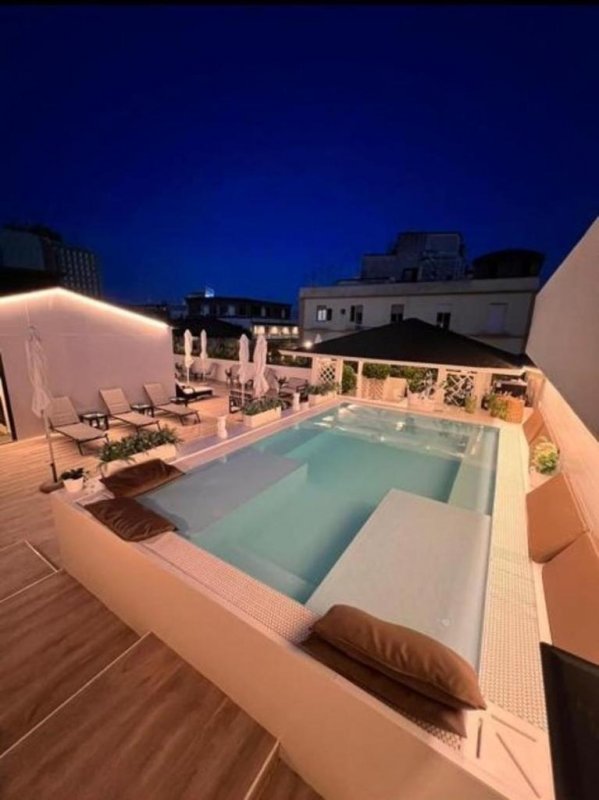 Situé à Naples, à 2,5 km de San Gregorio Armeno, le Palazzo Firenze propose des chambres climatisées et un bar.