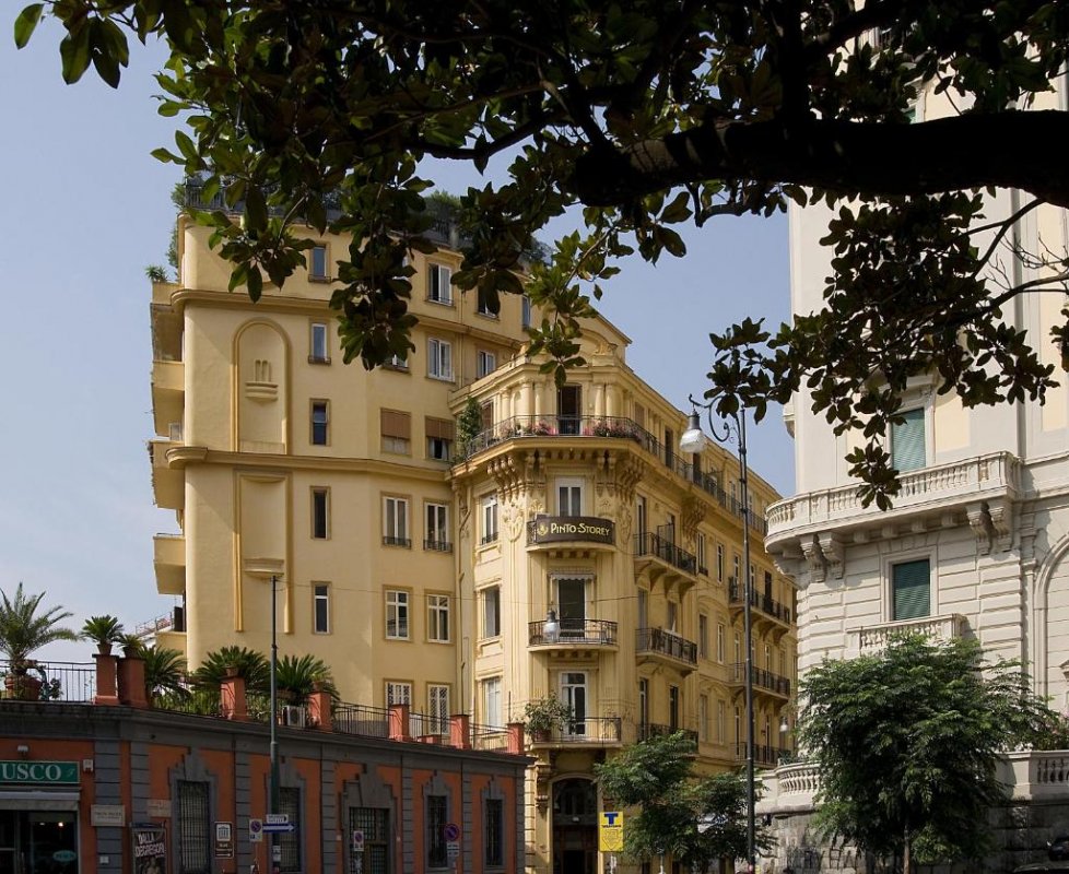 Il Pinto-Storey Hotel è situato in un edificio Art-Nouveau, nel quartiere storico di Chiaia a Napoli, tra il centro storico e il lungomare della città...