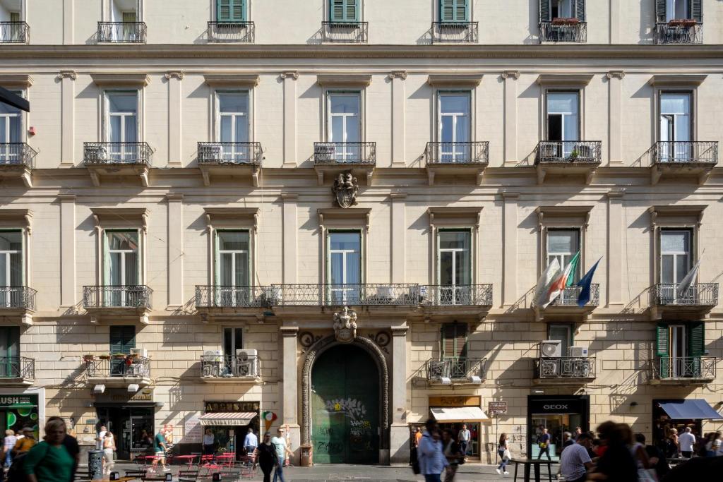 Localizado numa zona pedonal a 50 metros do Metro de Toledo, em Nápoles, o Príncipe Napolit'amo é um elegante hotel num edifício do século XVI.