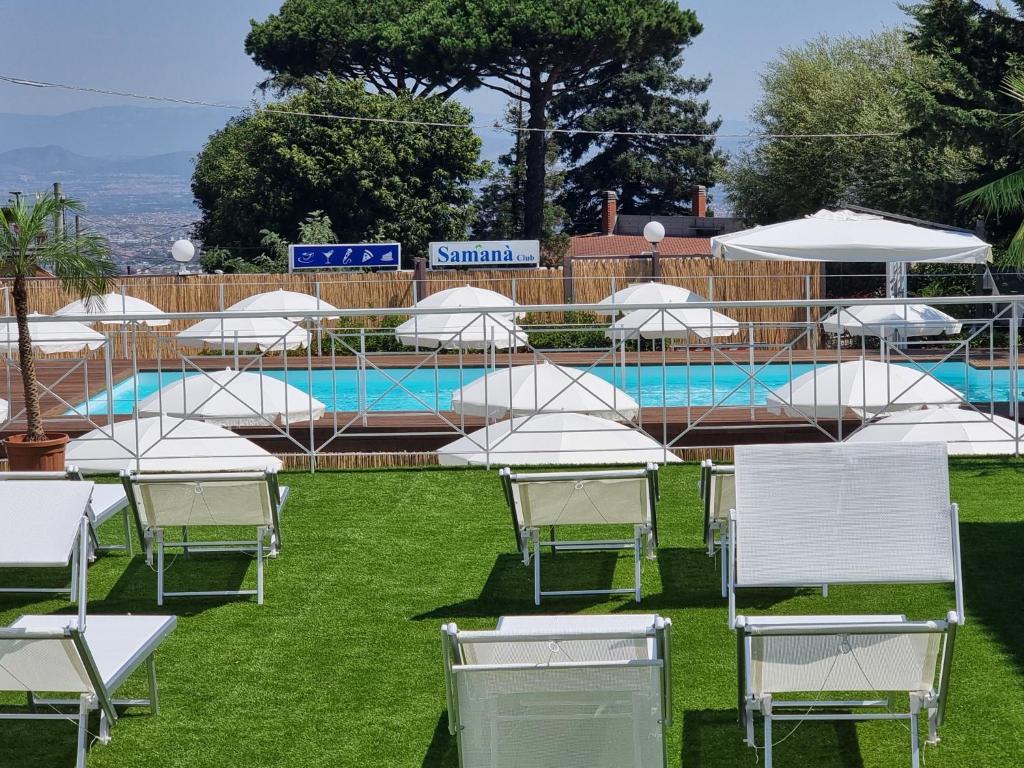 Profitez de Naples dans sa splendeur chaotique, et de la retraite à la zone résidentielle dans les collines environnantes, où le Ranch Palace offre confortable, élégant...