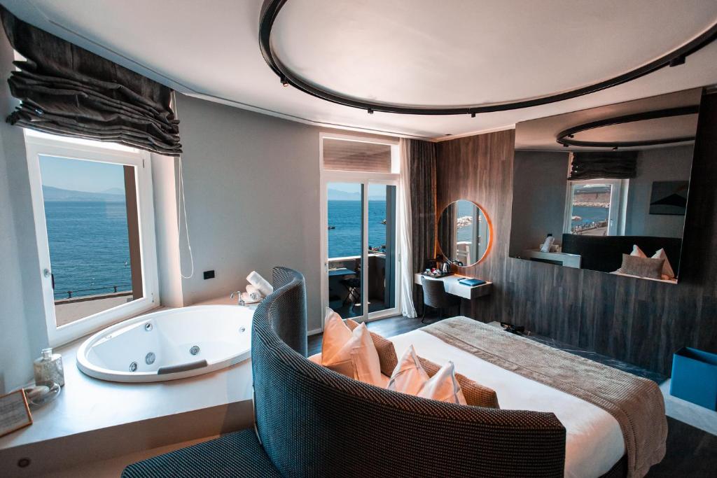 Situato sulla vivace passeggiata di Napoli, il Relais sul Mare offre camere progettuali con vista sul Golfo di Napoli.