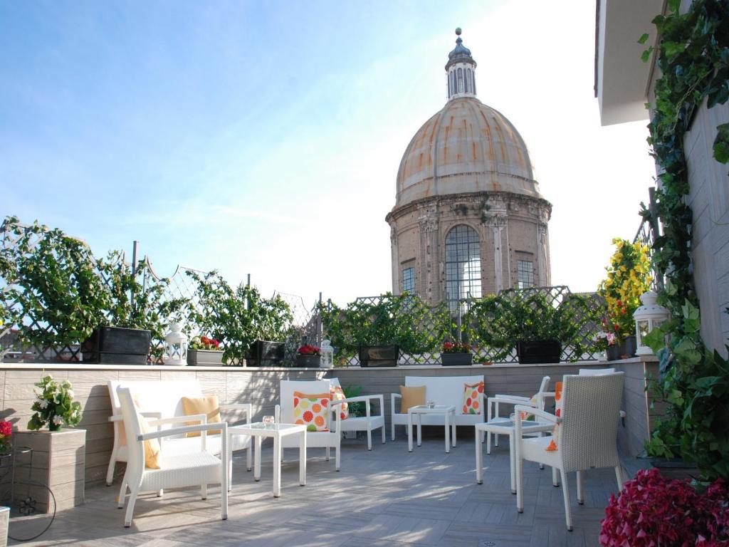 Hotel San Pietro oferă cazare într-o locaţie excelentă în Napoli, la doar 300 de metri de Piazza Garibaldi şi staţia principală.