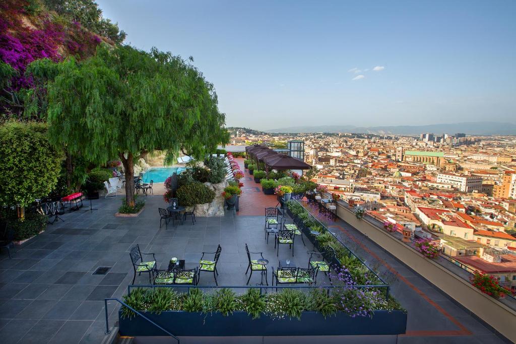 Oferind vederi panoramice peste Golful Napoli, San Francesco al Monte este o mănăstire restaurată din secolul al XVI-lea.