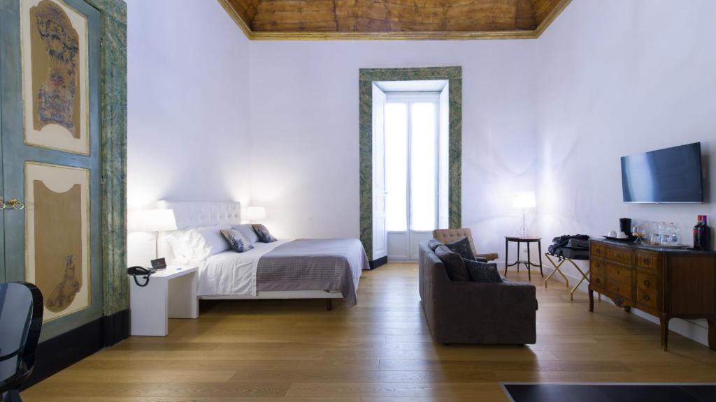 Set in Naples, a 5-minute walk from San Gregorio Armeno, Santa Chiara Boutique Hotel has a bar and a sun terrace. Free WiFi is available throughout.