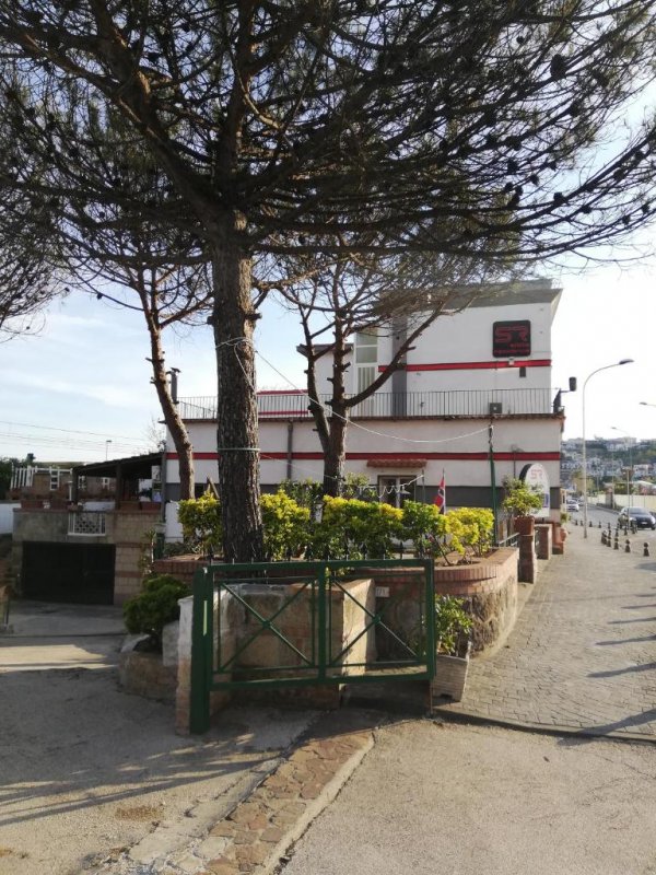 Situat în Pozzuoli, la 13 km de Stadionul Diego Armando Maradona, Hotelul Sibilla Residence oferă cazare cu grădină, parcare privată gratuită, o parcare...