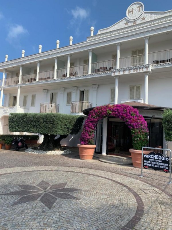 Situated in Varcaturo, 19 km from Museo e Real Bosco di Capodimonte, hotel tiffany features accommodation with a garden, free private parking and a bar.